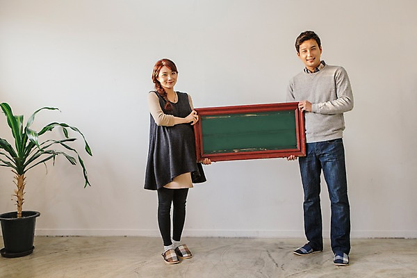 포토 JPG 전신 부부 여자 남자 행복 액자 사각프레임 함께함 실내 사랑 서기 미소 들기 20대 성인 두명 앞모습 칠판 화목 다정 임산부 손상 한국인 균열 청년만 성인만 국내포토 커플 감정 뷰포인트 컨셉 모션 프레임 표정 사람 동양인 청년 내부 사각형 임신 파일형식