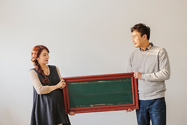 포토 JPG 부부 여자 남자 행복 액자 사각프레임 함께함 실내 사랑 서기 들기 상반신 20대 성인 두명 앞모습 마주보기 칠판 화목 다정 임산부 손상 한국인 균열 청년만 성인만 국내포토 커플 감정 뷰포인트 컨셉 모션 프레임 사람 동양인 청년 내부 사각형 임신 파일형식