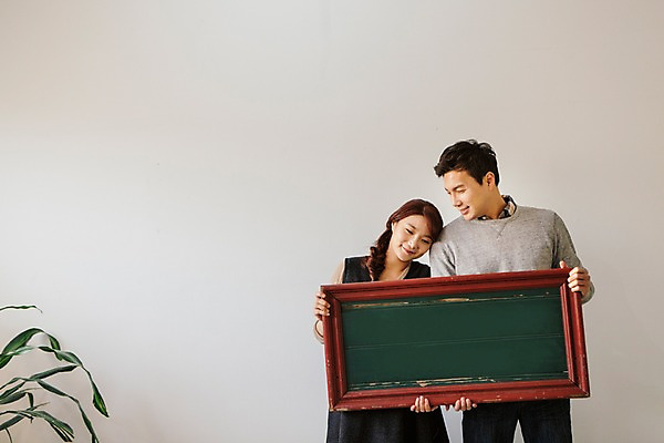 포토 JPG 부부 여자 남자 행복 액자 사각프레임 함께함 실내 사랑 서기 미소 들기 상반신 20대 성인 두명 앞모습 기댐 칠판 화목 다정 임산부 손상 한국인 균열 청년만 성인만 국내포토 커플 감정 뷰포인트 컨셉 모션 프레임 표정 사람 동양인 청년 내부 사각형 임신 파일형식