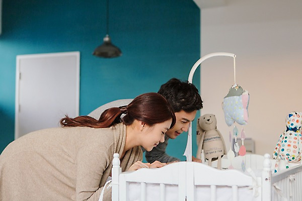 포토 JPG 부부 여자 남자 행복 함께함 실내 허리숙이기 사랑 상반신 20대 성인 두명 옆모습 화목 다정 임산부 한국인 아기침대 청년만 성인만 내려보기 국내포토 커플 감정 뷰포인트 컨셉 모션 숙이기 사람 동양인 청년 내부 임신 아기용품 침대 파일형식