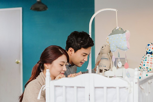 포토 JPG 부부 여자 남자 행복 함께함 실내 사랑 상반신 20대 성인 두명 옆모습 화목 다정 임산부 한국인 아기침대 청년만 성인만 내려보기 국내포토 커플 감정 뷰포인트 컨셉 모션 사람 동양인 청년 내부 임신 아기용품 침대 파일형식