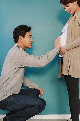 포토 JPG 부부 여자 남자 행복 함께함 실내 사랑 서기 미소 앉기 상반신 20대 성인 두명 옆모습 화목 다정 임산부 만지기 한국인 무릎꿇기 청년만 성인만 국내포토 커플 감정 뷰포인트 컨셉 모션 표정 사람 동양인 청년 내부 임신 파일형식