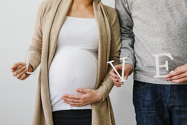 포토 JPG 부부 알파벳 영어 여자 남자 행복 함께함 실내 사랑 서기 상반신 20대 성인 두명 앞모습 화목 다정 임산부 한국인 E V L 국내포토 문자 커플 감정 뷰포인트 컨셉 모션 사람 동양인 청년 내부 임신 파일형식