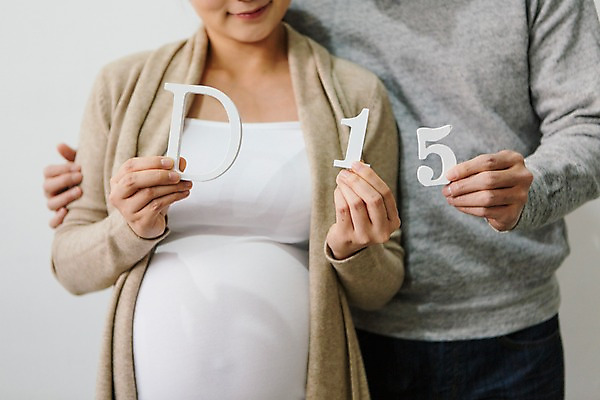 포토 JPG 1 부부 알파벳 영어 여자 남자 행복 함께함 실내 사랑 서기 들기 상반신 20대 성인 두명 앞모습 숫자 화목 다정 임산부 한국인 5 D 디데이 국내포토 문자 커플 감정 뷰포인트 컨셉 모션 사람 동양인 청년 내부 임신 파일형식