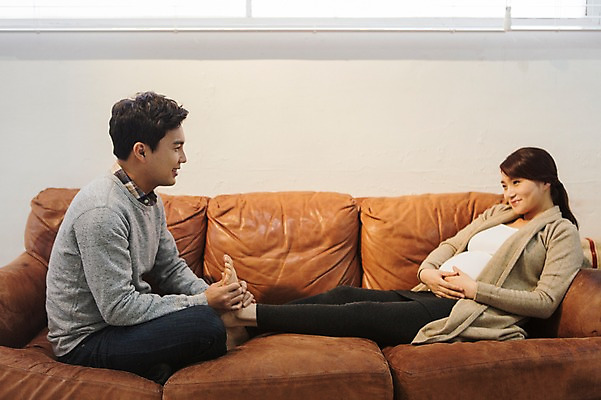 포토 JPG 전신 부부 여자 남자 행복 맨발 발 함께함 실내 사랑 미소 앉기 상반신 20대 성인 두명 옆모습 소파 눕기 마주보기 화목 다정 임산부 한국인 잡기 누름 발마사지 청년만 성인만 국내포토 커플 감정 뷰포인트 컨셉 의자 모션 표정 사람 동양인 청년 내부 신체부위 임신 마사지 파일형식