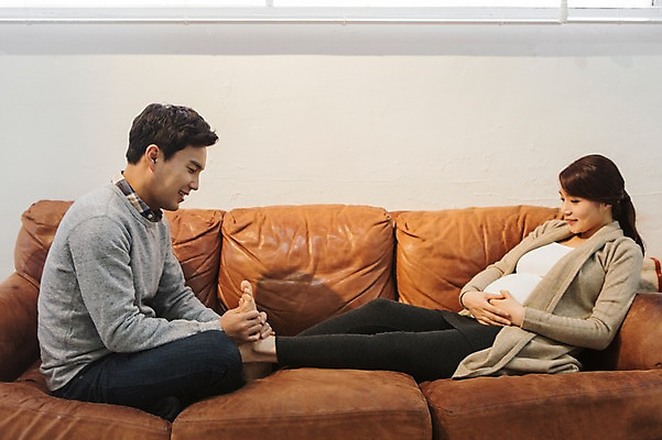 포토 JPG 전신 부부 여자 남자 행복 맨발 발 함께함 실내 사랑 앉기 상반신 20대 성인 두명 옆모습 소파 눕기 화목 다정 임산부 한국인 잡기 누름 발마사지 청년만 성인만 국내포토 커플 감정 뷰포인트 컨셉 의자 모션 사람 동양인 청년 내부 신체부위 임신 마사지 파일형식