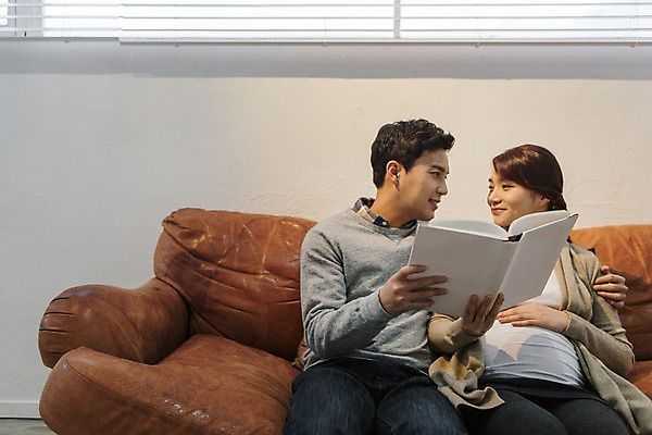 포토 JPG 부부 여자 남자 행복 함께함 실내 사랑 미소 들기 앉기 상반신 20대 성인 두명 앞모습 책 소파 독서 마주보기 화목 다정 임산부 한국인 청년만 성인만 국내포토 커플 감정 뷰포인트 컨셉 의자 모션 표정 사람 동양인 청년 내부 임신 파일형식