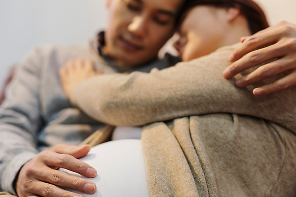 포토 JPG 손 부부 여자 남자 행복 안기 포옹 함께함 실내 사랑 앉기 상반신 20대 성인 두명 아웃포커스 눈감음 기댐 화목 다정 임산부 만지기 한국인 배 복부 국내포토 커플 감정 컨셉 모션 촬영기법 사람 동양인 청년 내부 신체부위 임신 파일형식