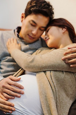 포토 JPG 손 부부 여자 남자 행복 안기 포옹 함께함 실내 사랑 앉기 상반신 20대 성인 두명 아웃포커스 눈감음 기댐 화목 다정 임산부 만지기 한국인 배 복부 국내포토 커플 감정 컨셉 모션 촬영기법 사람 동양인 청년 내부 신체부위 임신 파일형식