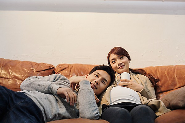 포토 JPG 부부 여자 남자 행복 함께함 실내 사랑 미소 들기 앉기 상반신 20대 성인 두명 앞모습 소파 눕기 기댐 화목 다정 임산부 한국인 머그컵 티비시청 청년만 성인만 국내포토 커플 감정 뷰포인트 컨셉 의자 모션 표정 사람 동양인 청년 내부 컵 임신 시청 파일형식 시청하다