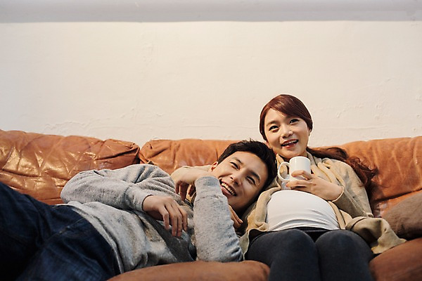 포토 JPG 부부 여자 남자 행복 함께함 실내 사랑 미소 들기 앉기 상반신 20대 성인 두명 앞모습 소파 눕기 기댐 화목 다정 임산부 한국인 머그컵 티비시청 청년만 성인만 국내포토 커플 감정 뷰포인트 컨셉 의자 모션 표정 사람 동양인 청년 내부 컵 임신 시청 파일형식 시청하다