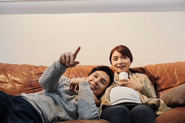 포토 JPG 부부 여자 남자 행복 함께함 실내 사랑 미소 들기 앉기 상반신 20대 성인 두명 앞모습 소파 눕기 기댐 화목 다정 임산부 한국인 머그컵 가리킴 티비시청 청년만 성인만 국내포토 커플 감정 뷰포인트 컨셉 의자 모션 표정 사람 동양인 손짓 청년 내부 컵 임신 시청 파일형식 시청하다