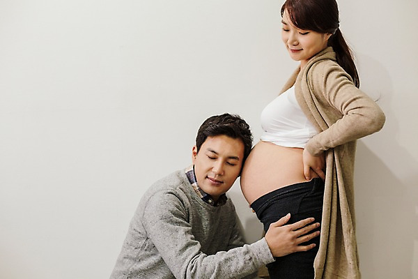 포토 JPG 부부 여자 남자 행복 함께함 실내 사랑 서기 앉기 상반신 20대 성인 두명 옆모습 눈감음 화목 다정 임산부 듣기 한국인 보호 호기심 태동 청년만 성인만 국내포토 커플 감정 뷰포인트 컨셉 모션 사람 동양인 청년 내부 임신 파일형식