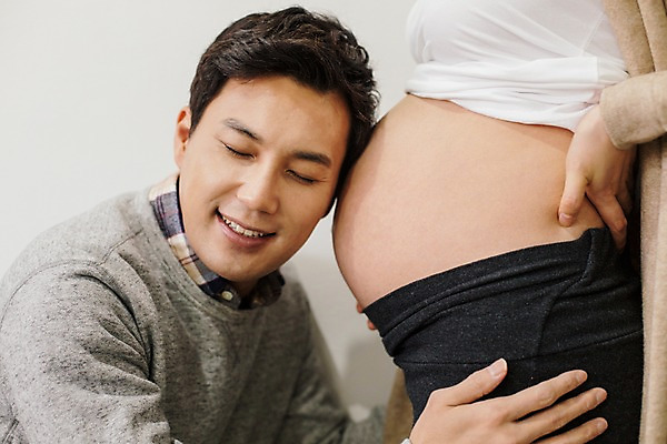 포토 JPG 부부 여자 남자 행복 함께함 실내 사랑 서기 미소 앉기 상반신 20대 성인 두명 옆모습 눈감음 화목 다정 임산부 듣기 한국인 보호 호기심 태동 국내포토 커플 감정 뷰포인트 컨셉 모션 표정 사람 동양인 청년 내부 임신 파일형식