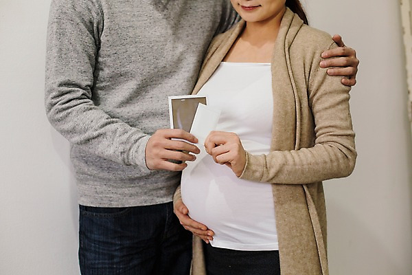 포토 JPG 부부 여자 남자 행복 액자 안기 어깨동무 함께함 실내 사랑 서기 들기 상반신 20대 성인 두명 앞모습 화목 다정 임산부 한국인 기념사진 국내포토 커플 감정 뷰포인트 포즈 컨셉 모션 사람 동양인 청년 내부 임신 파일형식