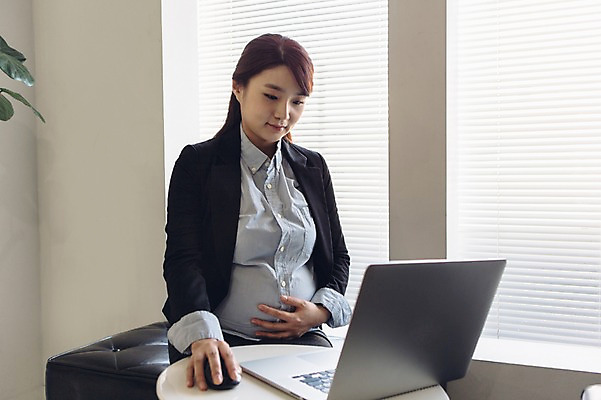 포토 JPG 여자 실내 한명 앉기 상반신 20대 성인 앞모습 노트북 사무실 임산부 임신 한국인 마우스 업무 비즈니스우먼 청년여자한명만 성인여자한명만 국내포토 1 뷰포인트 비즈니스 모션 사람 동양인 청년 내부 전자제품 컴퓨터용품 작업 직장인 여자한명만 성인여자만 청년여자만 파일형식