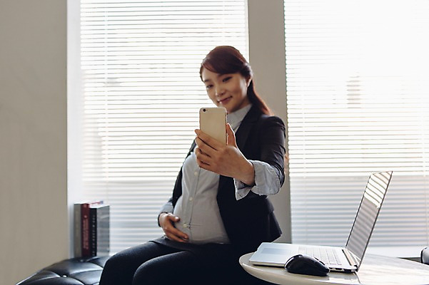 포토 JPG 여자 실내 한명 들기 앉기 상반신 20대 성인 노트북 스마트폰 사무실 임산부 임신 한국인 마우스 업무 비즈니스우먼 영상통화 청년여자한명만 성인여자한명만 국내포토 1 비즈니스 모션 사람 동양인 청년 내부 전자제품 핸드폰 스마트기기 컴퓨터용품 작업 직장인 통화 여자한명만 성인여자만 청년여자만 파일형식