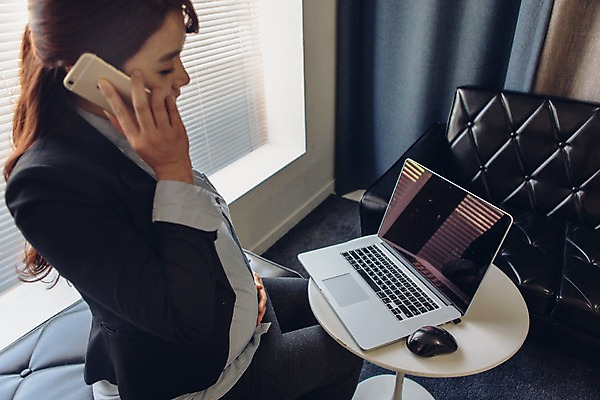 포토 JPG 여자 실내 한명 들기 앉기 상반신 20대 성인 옆모습 노트북 스마트폰 사무실 임산부 임신 한국인 마우스 업무 비즈니스우먼 통화 청년여자한명만 성인여자한명만 국내포토 1 뷰포인트 비즈니스 모션 사람 동양인 청년 내부 전자제품 핸드폰 스마트기기 컴퓨터용품 작업 직장인 여자한명만 성인여자만 청년여자만 파일형식