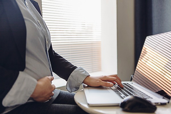 포토 JPG 여자 실내 한명 앉기 상반신 20대 성인 옆모습 노트북 사무실 임산부 임신 한국인 타이핑 마우스 업무 비즈니스우먼 국내포토 1 뷰포인트 비즈니스 모션 사람 동양인 청년 내부 전자제품 컴퓨터용품 작업 직장인 파일형식