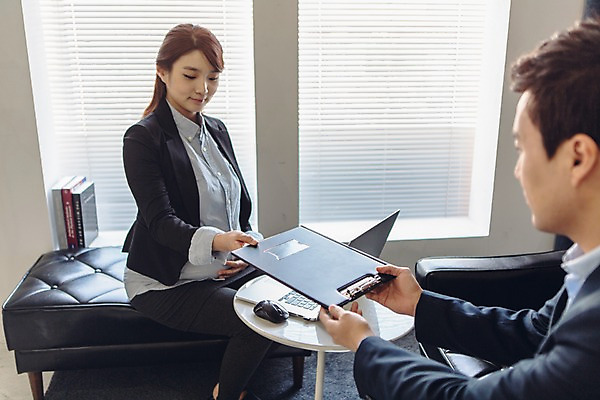 포토 JPG 여자 남자 실내 앉기 상반신 20대 성인 두명 사무실 한국인 업무 비즈니스맨 비즈니스우먼 동료 주기 결재판 획득 청년만 성인만 국내포토 비즈니스 관계 모션 사람 동양인 청년 내부 작업 직장인 결재 파일형식