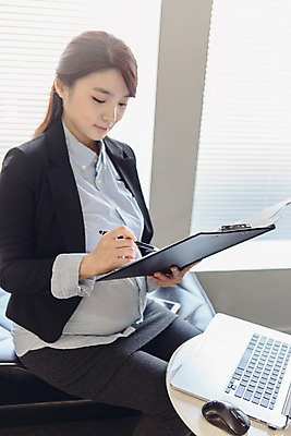 포토 JPG 여자 실내 한명 앉기 상반신 20대 성인 옆모습 사무실 볼펜 임산부 임신 한국인 기록 업무 비즈니스우먼 결재 결재판 청년여자한명만 성인여자한명만 국내포토 1 뷰포인트 비즈니스 모션 사람 동양인 청년 내부 펜 작업 직장인 여자한명만 성인여자만 청년여자만 파일형식