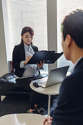 포토 JPG 전신 여자 남자 실내 앉기 상반신 20대 성인 두명 앞모습 뒷모습 사무실 한국인 업무 비즈니스맨 비즈니스우먼 동료 결재 결재판 청년만 성인만 국내포토 뷰포인트 비즈니스 관계 모션 사람 동양인 청년 내부 작업 직장인 파일형식