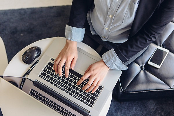 포토 JPG 여자 실내 한명 앉기 상반신 20대 성인 앞모습 노트북 하이앵글 사무실 임산부 임신 한국인 타이핑 마우스 업무 비즈니스우먼 국내포토 1 뷰포인트 비즈니스 모션 사람 동양인 청년 내부 전자제품 컴퓨터용품 작업 직장인 파일형식