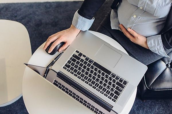 포토 JPG 여자 실내 한명 앉기 상반신 20대 성인 앞모습 노트북 하이앵글 사무실 임산부 임신 한국인 잡기 마우스 업무 비즈니스우먼 국내포토 1 뷰포인트 비즈니스 모션 사람 동양인 청년 내부 전자제품 컴퓨터용품 작업 직장인 파일형식