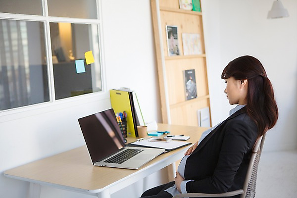 포토 JPG 여자 실내 한명 앉기 상반신 20대 성인 옆모습 노트북 사무실 임산부 임신 한국인 업무 비즈니스우먼 사무용책상 청년여자한명만 성인여자한명만 국내포토 1 뷰포인트 비즈니스 모션 사람 동양인 청년 내부 전자제품 작업 직장인 책상 여자한명만 성인여자만 청년여자만 파일형식