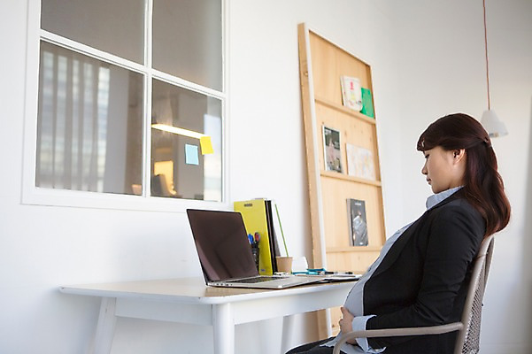 포토 JPG 여자 실내 한명 앉기 상반신 20대 성인 옆모습 노트북 사무실 임산부 임신 한국인 업무 비즈니스우먼 사무용책상 청년여자한명만 성인여자한명만 국내포토 1 뷰포인트 비즈니스 모션 사람 동양인 청년 내부 전자제품 작업 직장인 책상 여자한명만 성인여자만 청년여자만 파일형식