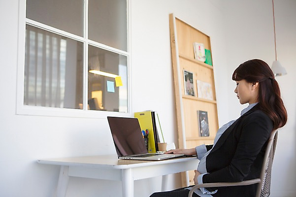 포토 JPG 여자 실내 한명 앉기 상반신 20대 성인 옆모습 노트북 사무실 임산부 임신 한국인 업무 비즈니스우먼 사무용책상 청년여자한명만 성인여자한명만 국내포토 1 뷰포인트 비즈니스 모션 사람 동양인 청년 내부 전자제품 작업 직장인 책상 여자한명만 성인여자만 청년여자만 파일형식