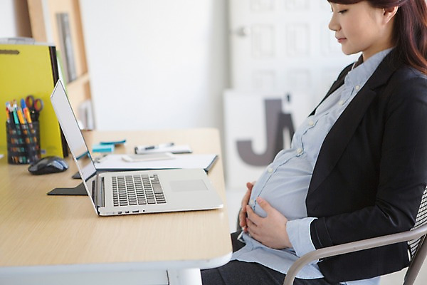 포토 JPG 여자 실내 한명 앉기 상반신 20대 성인 옆모습 노트북 사무실 임산부 임신 한국인 업무 비즈니스우먼 사무용책상 청년여자한명만 성인여자한명만 국내포토 1 뷰포인트 비즈니스 모션 사람 동양인 청년 내부 전자제품 작업 직장인 책상 여자한명만 성인여자만 청년여자만 파일형식