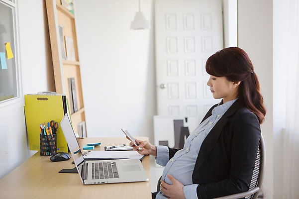 포토 JPG 여자 실내 한명 들기 앉기 상반신 20대 성인 옆모습 노트북 스마트폰 사무실 임산부 임신 한국인 업무 비즈니스우먼 사무용책상 청년여자한명만 성인여자한명만 국내포토 1 뷰포인트 비즈니스 모션 사람 동양인 청년 내부 전자제품 핸드폰 스마트기기 작업 직장인 책상 여자한명만 성인여자만 청년여자만 파일형식