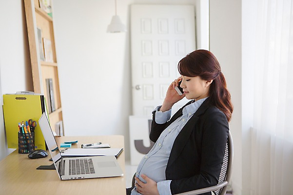 포토 JPG 여자 실내 한명 들기 앉기 상반신 20대 성인 옆모습 노트북 스마트폰 사무실 임산부 임신 한국인 업무 비즈니스우먼 통화 사무용책상 청년여자한명만 성인여자한명만 국내포토 1 뷰포인트 비즈니스 모션 사람 동양인 청년 내부 전자제품 핸드폰 스마트기기 작업 직장인 책상 여자한명만 성인여자만 청년여자만 파일형식