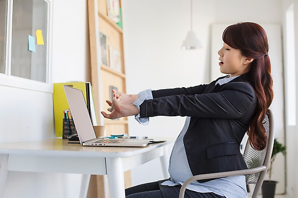 포토 JPG 여자 실내 한명 앉기 상반신 20대 성인 옆모습 노트북 사무실 스트레칭 임산부 임신 한국인 업무 비즈니스우먼 깍지 하품 손뻗기 사무용책상 청년여자한명만 성인여자한명만 국내포토 1 뷰포인트 비즈니스 모션 사람 동양인 손짓 청년 내부 전자제품 운동 작업 직장인 책상 생리현상 여자한명만 성인여자만 청년여자만 파일형식