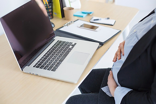 포토 JPG 여자 실내 한명 앉기 상반신 20대 성인 옆모습 노트북 사무실 임산부 임신 한국인 업무 비즈니스우먼 사무용책상 국내포토 1 뷰포인트 비즈니스 모션 사람 동양인 청년 내부 전자제품 작업 직장인 책상 파일형식