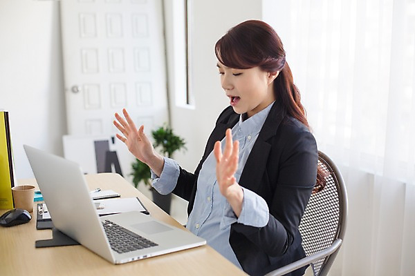 포토 JPG 여자 스트레스 실내 한명 앉기 상반신 20대 성인 옆모습 노트북 사무실 임산부 임신 한국인 짜증 업무 비즈니스우먼 사무용책상 청년여자한명만 성인여자한명만 국내포토 1 감정 뷰포인트 비즈니스 모션 사람 동양인 청년 내부 전자제품 작업 직장인 책상 여자한명만 성인여자만 청년여자만 파일형식