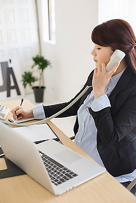 포토 JPG 여자 실내 한명 들기 앉기 상반신 20대 성인 옆모습 노트북 사무실 임산부 임신 한국인 기록 업무 비즈니스우먼 유선전화기 수화기 통화 사무용책상 청년여자한명만 성인여자한명만 국내포토 1 뷰포인트 비즈니스 모션 사람 동양인 청년 내부 전자제품 작업 직장인 전화기 책상 여자한명만 성인여자만 청년여자만 파일형식
