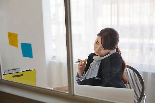 포토 JPG 여자 실내 한명 앉기 상반신 20대 성인 앞모습 사무실 임산부 임신 한국인 업무 비즈니스우먼 유선전화기 수화기 통화 사무용책상 청년여자한명만 성인여자한명만 국내포토 1 뷰포인트 비즈니스 모션 사람 동양인 청년 내부 작업 직장인 전화기 책상 여자한명만 성인여자만 청년여자만 파일형식