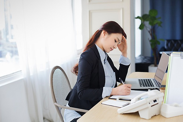 포토 JPG 여자 스트레스 실내 한명 앉기 상반신 20대 성인 옆모습 사무실 임산부 임신 한국인 짜증 기록 업무 비즈니스우먼 사무용책상 청년여자한명만 성인여자한명만 국내포토 1 감정 뷰포인트 비즈니스 모션 사람 동양인 청년 내부 작업 직장인 책상 여자한명만 성인여자만 청년여자만 파일형식