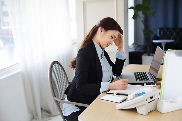 포토 JPG 여자 스트레스 실내 한명 앉기 상반신 20대 성인 옆모습 사무실 임산부 임신 한국인 짜증 기록 업무 비즈니스우먼 사무용책상 청년여자한명만 성인여자한명만 국내포토 1 감정 뷰포인트 비즈니스 모션 사람 동양인 청년 내부 작업 직장인 책상 여자한명만 성인여자만 청년여자만 파일형식