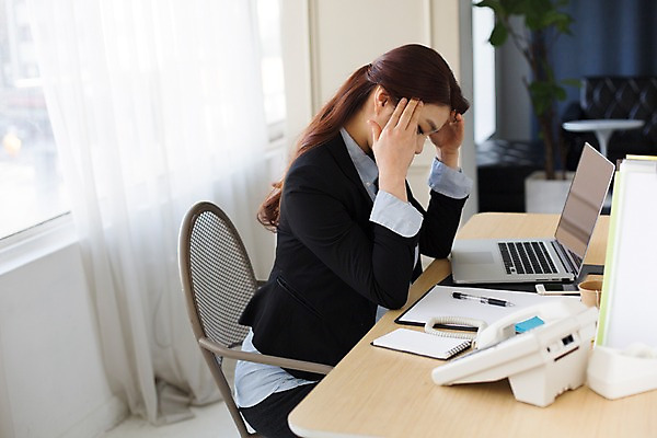 포토 JPG 여자 스트레스 실내 한명 앉기 상반신 20대 성인 옆모습 사무실 임산부 임신 한국인 짜증 업무 비즈니스우먼 사무용책상 청년여자한명만 성인여자한명만 국내포토 1 감정 뷰포인트 비즈니스 모션 사람 동양인 청년 내부 작업 직장인 책상 여자한명만 성인여자만 청년여자만 파일형식