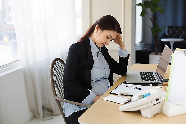 포토 JPG 여자 스트레스 실내 한명 앉기 상반신 20대 성인 옆모습 사무실 임산부 임신 한국인 짜증 업무 비즈니스우먼 사무용책상 청년여자한명만 성인여자한명만 국내포토 1 감정 뷰포인트 비즈니스 모션 사람 동양인 청년 내부 작업 직장인 책상 여자한명만 성인여자만 청년여자만 파일형식