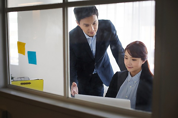 포토 JPG 여자 남자 창문 실내 서기 앉기 상반신 20대 성인 두명 앞모습 사무실 한국인 업무 비즈니스맨 비즈니스우먼 지시 동료 포스트잇 청년만 성인만 국내포토 뷰포인트 비즈니스 관계 모션 사람 동양인 청년 내부 메모지 작업 직장인 파일형식
