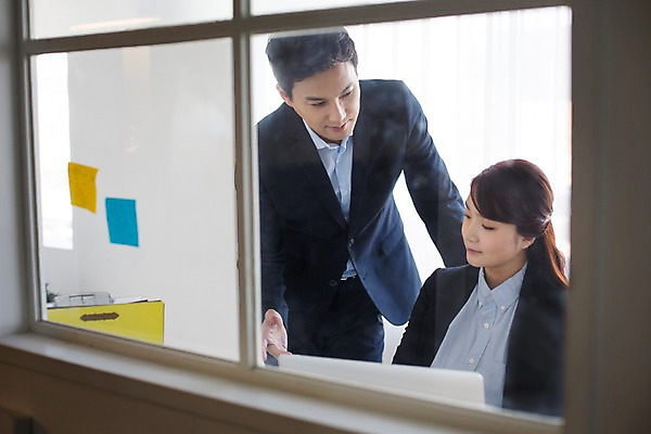 포토 JPG 여자 남자 창문 실내 서기 앉기 상반신 20대 성인 두명 앞모습 사무실 한국인 업무 비즈니스맨 비즈니스우먼 지시 동료 포스트잇 청년만 성인만 국내포토 뷰포인트 비즈니스 관계 모션 사람 동양인 청년 내부 메모지 작업 직장인 파일형식