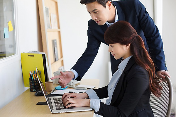 포토 JPG 여자 남자 실내 서기 앉기 상반신 20대 성인 두명 옆모습 노트북 사무실 한국인 가리킴 타이핑 업무 비즈니스맨 비즈니스우먼 지시 동료 사무용책상 청년만 성인만 국내포토 뷰포인트 비즈니스 관계 모션 사람 동양인 손짓 청년 내부 전자제품 작업 직장인 책상 파일형식