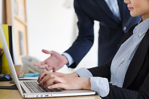 포토 JPG 여자 남자 실내 서기 앉기 상반신 20대 성인 두명 옆모습 노트북 사무실 한국인 타이핑 업무 비즈니스맨 비즈니스우먼 지시 동료 사무용책상 국내포토 뷰포인트 비즈니스 관계 모션 사람 동양인 청년 내부 전자제품 작업 직장인 책상 파일형식