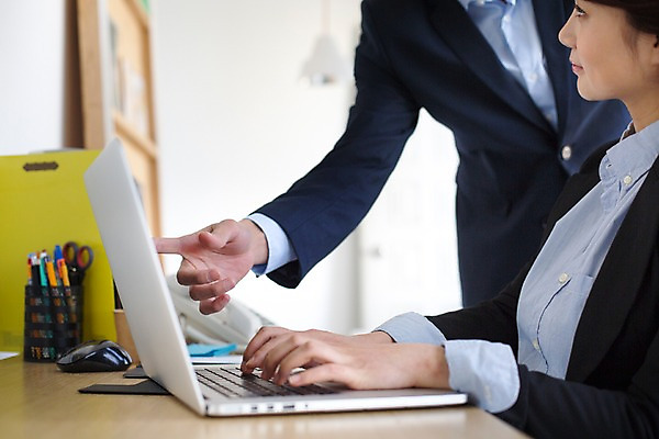 포토 JPG 여자 남자 실내 서기 앉기 상반신 20대 성인 두명 옆모습 노트북 사무실 한국인 가리킴 타이핑 업무 비즈니스맨 비즈니스우먼 지시 동료 사무용책상 국내포토 뷰포인트 비즈니스 관계 모션 사람 동양인 손짓 청년 내부 전자제품 작업 직장인 책상 파일형식