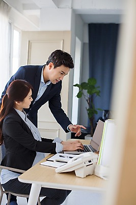 포토 JPG 여자 남자 실내 서기 앉기 상반신 20대 성인 두명 옆모습 노트북 사무실 한국인 가리킴 타이핑 업무 비즈니스맨 비즈니스우먼 지시 동료 사무용책상 청년만 성인만 국내포토 뷰포인트 비즈니스 관계 모션 사람 동양인 손짓 청년 내부 전자제품 작업 직장인 책상 파일형식