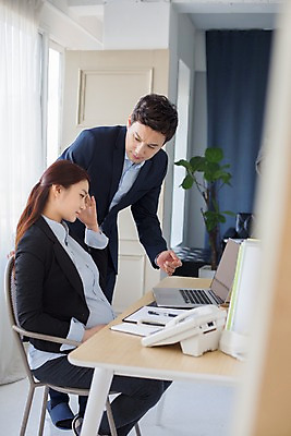 포토 JPG 여자 남자 스트레스 실내 서기 앉기 상반신 20대 성인 두명 옆모습 사무실 한국인 업무 비즈니스맨 비즈니스우먼 지시 꾸지람 동료 두통 사무용책상 청년만 성인만 국내포토 뷰포인트 비즈니스 관계 모션 사람 동양인 청년 내부 작업 직장인 질병 체벌 책상 파일형식